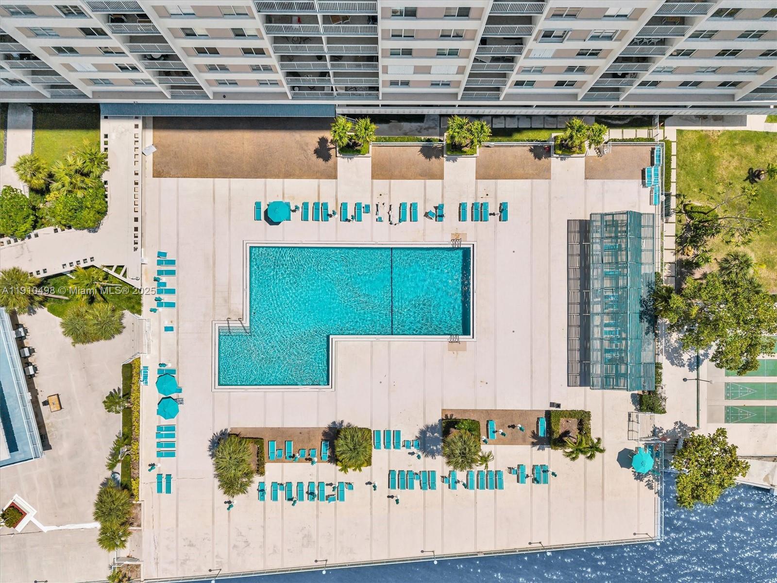 902 1 / 2 762 sq. ft. $ 2025-11-07 0 Photo