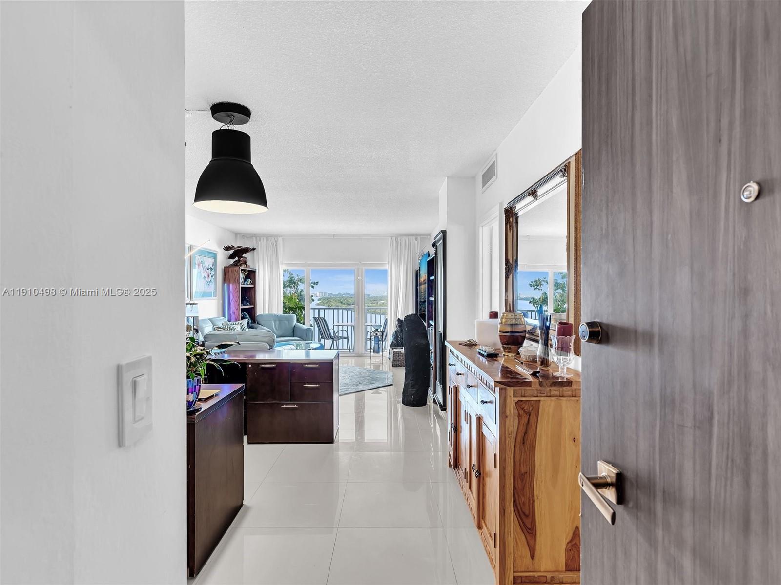 902 1 / 2 762 sq. ft. $ 2025-11-07 0 Photo