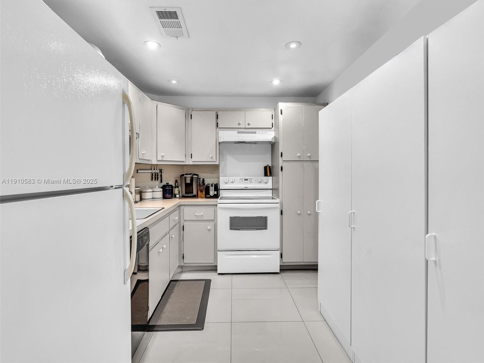 See details 902 1 / 2 762 sq. ft. $ 2025-12-04 0 Photo