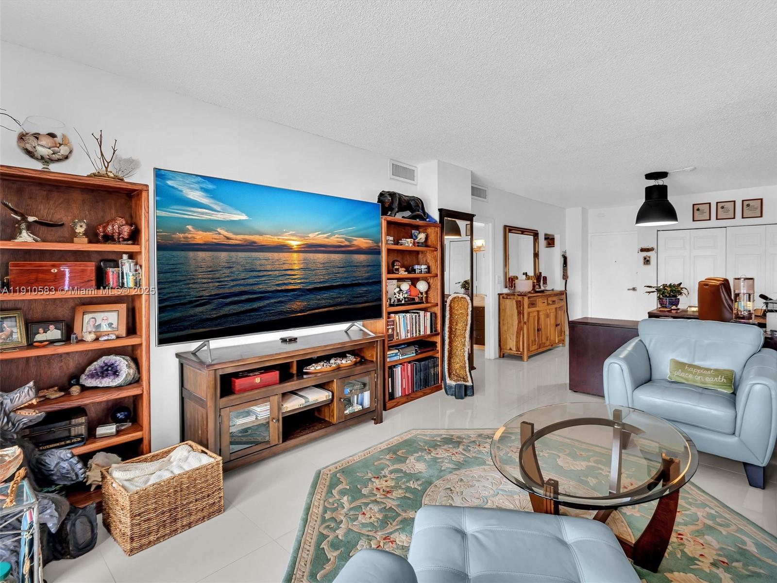 See details 902 1 / 2 762 sq. ft. $ 2025-12-04 0 Photo