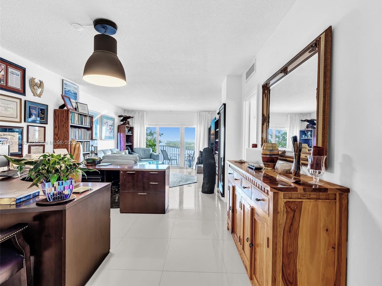 See details 902 1 / 2 762 sq. ft. $ 2025-12-04 0 Photo