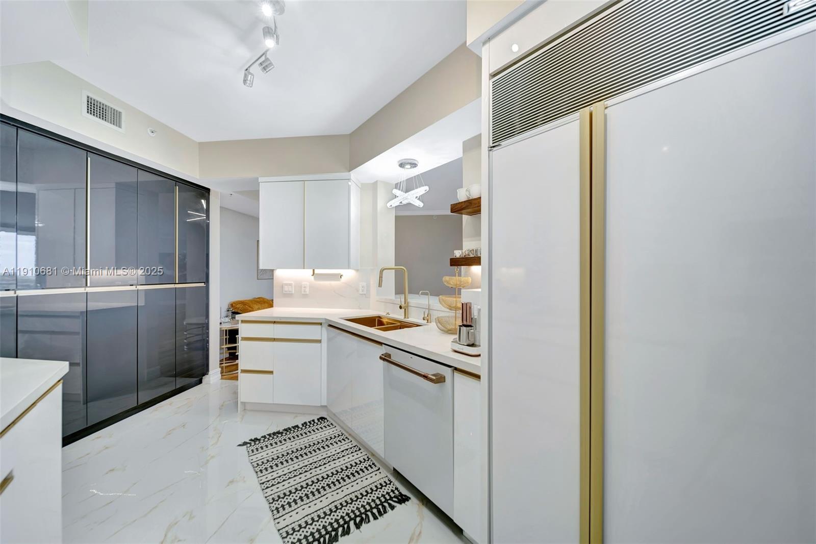 Photo of 6051 Ocean Dr  #603, Hollywood, Florida, 33019 - 