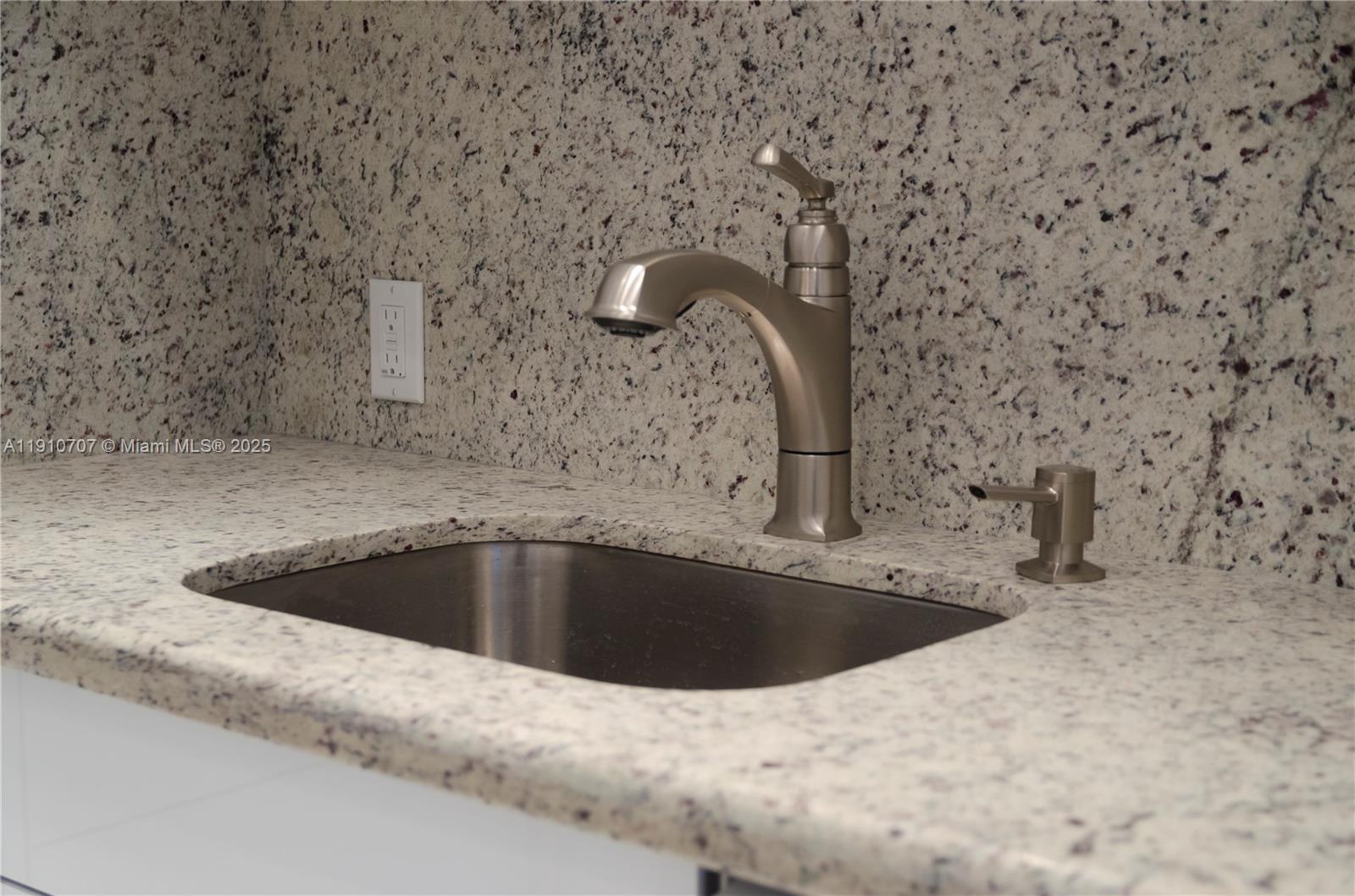 1028 2 / 2 1521 кв.футов $ 2025-11-12 0 Фото