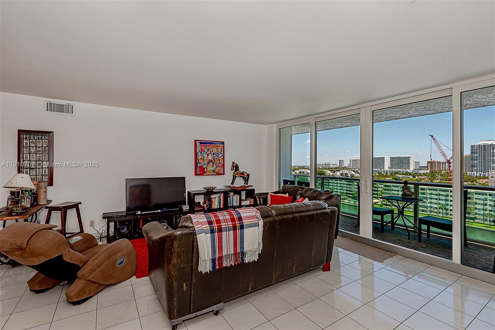 1028 2 / 2 1521 кв.футов $ 2025-11-12 0 Фото