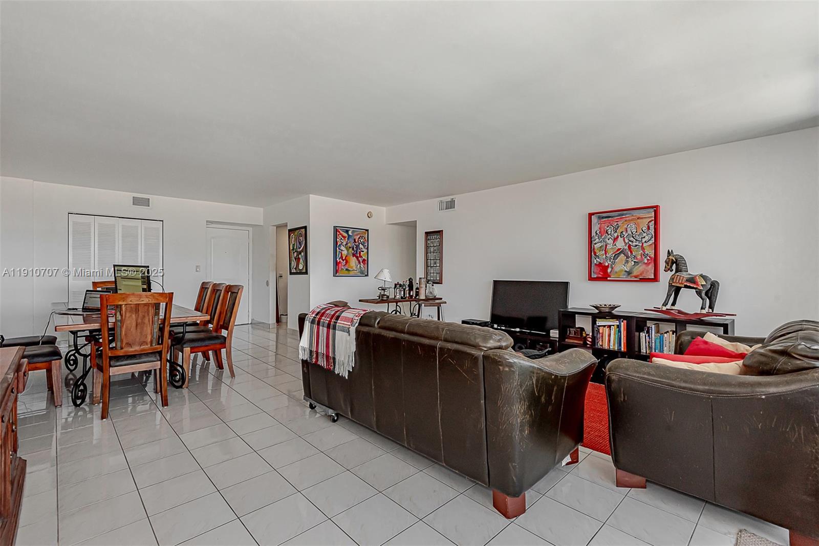 1028 2 / 2 1521 кв.футов $ 2025-11-12 0 Фото