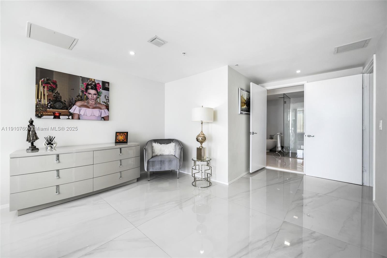 5-1908 2 / 3 1892 кв.футов $ 2025-11-08 0 Фото