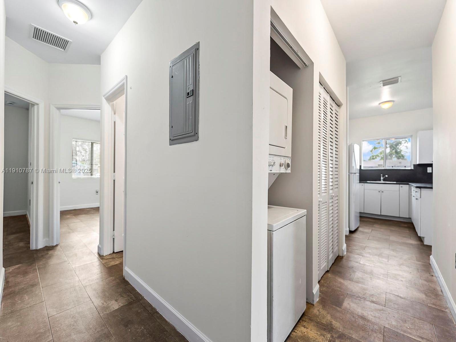   /  2950 sq. ft. $ 2025-11-08 0 Photo