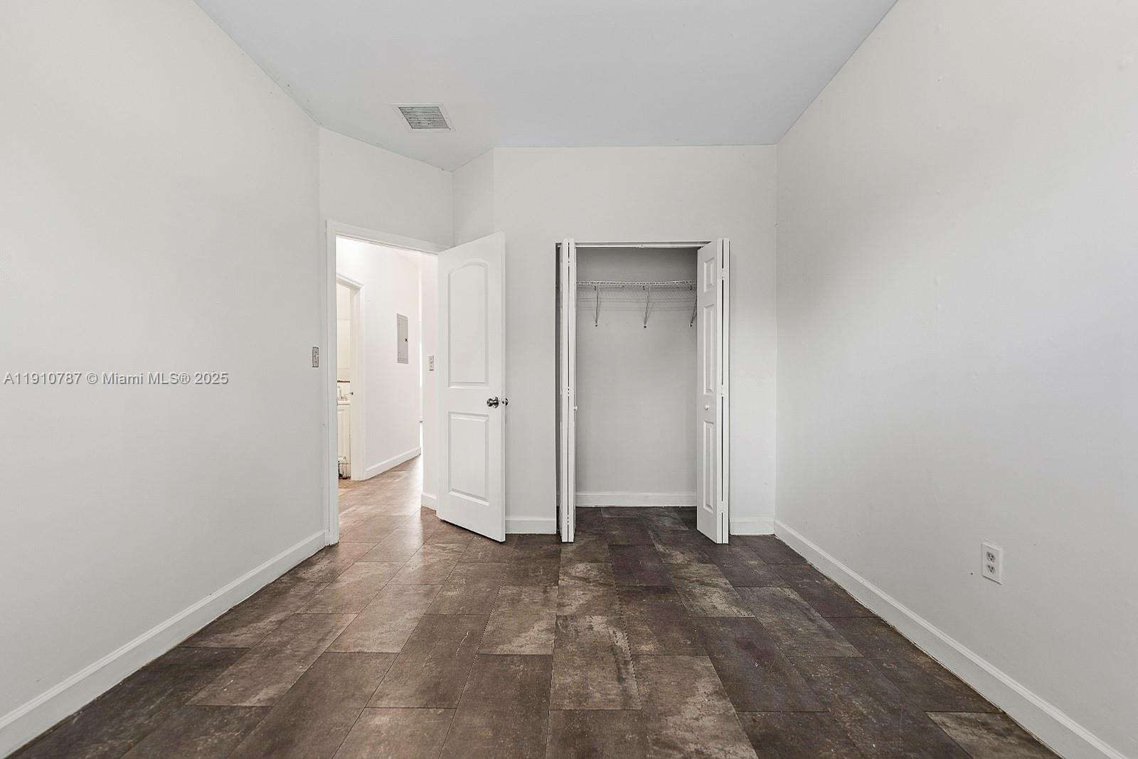   /  2950 sq. ft. $ 2025-11-08 0 Photo