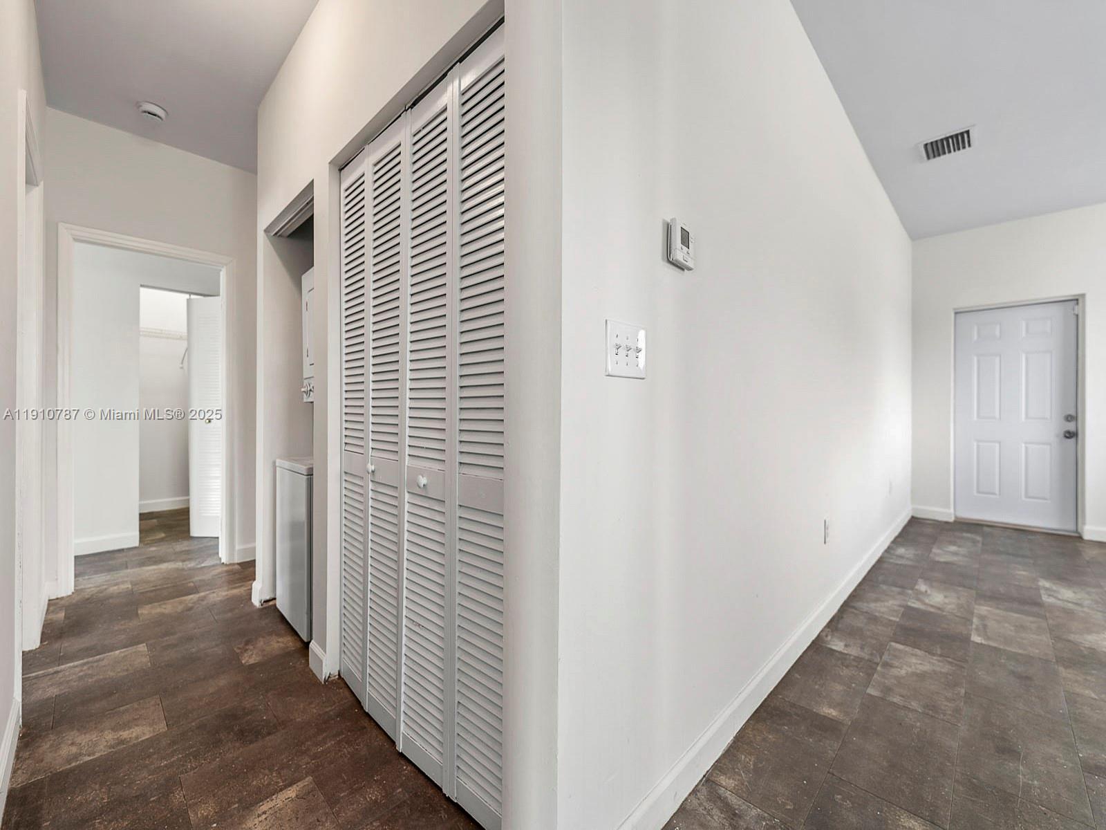   /  2950 sq. ft. $ 2025-11-08 0 Photo