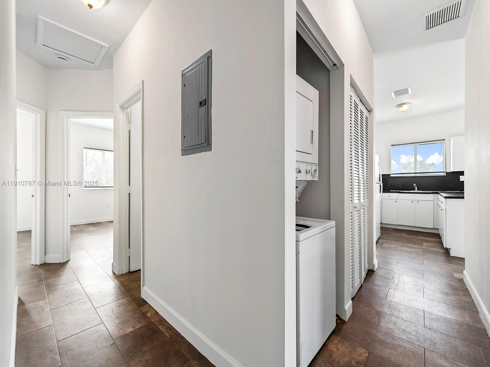   /  2950 sq. ft. $ 2025-11-08 0 Photo