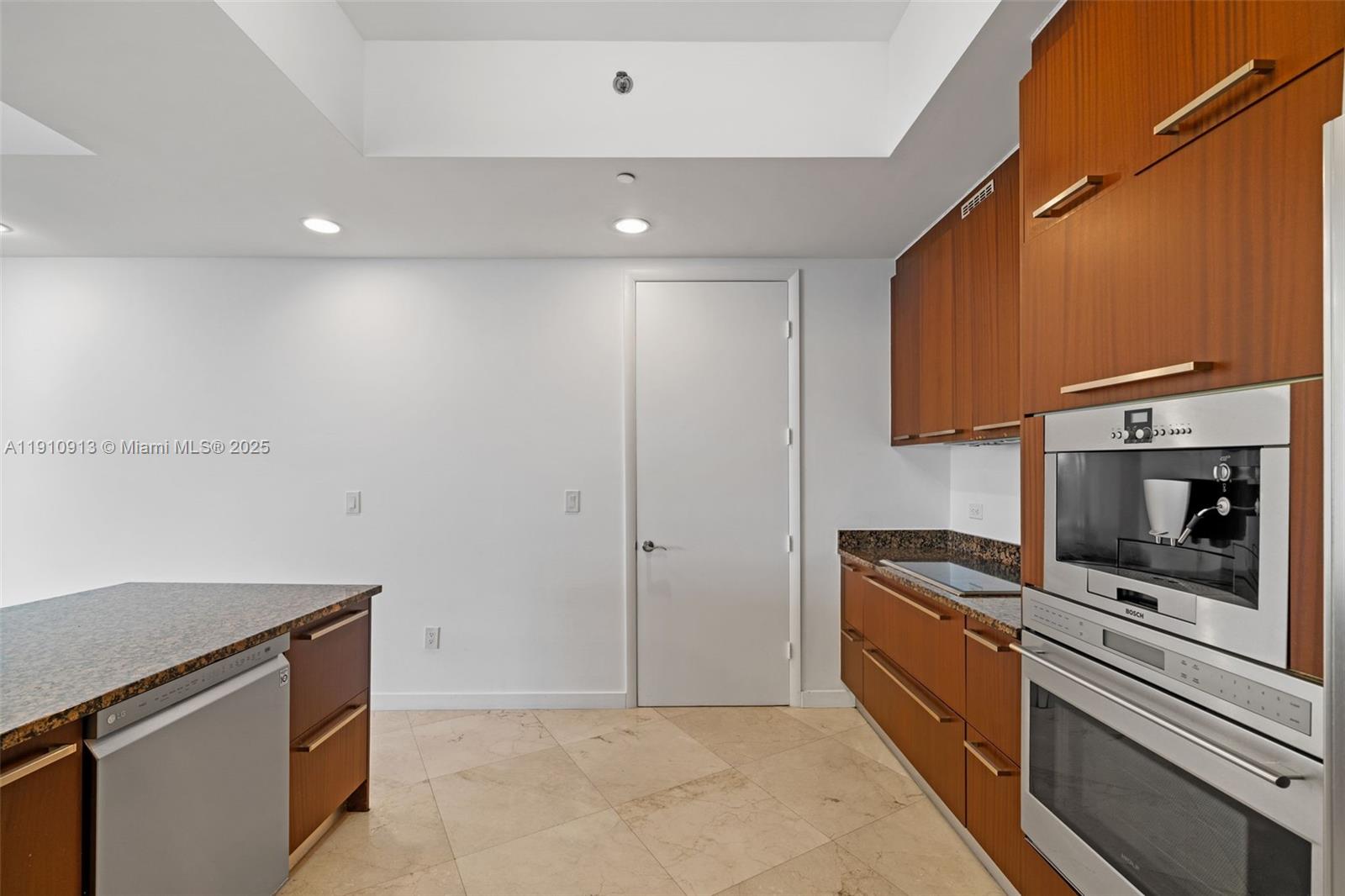 3007 2 / 3 2106 sq. ft. $ 2025-11-09 0 Photo