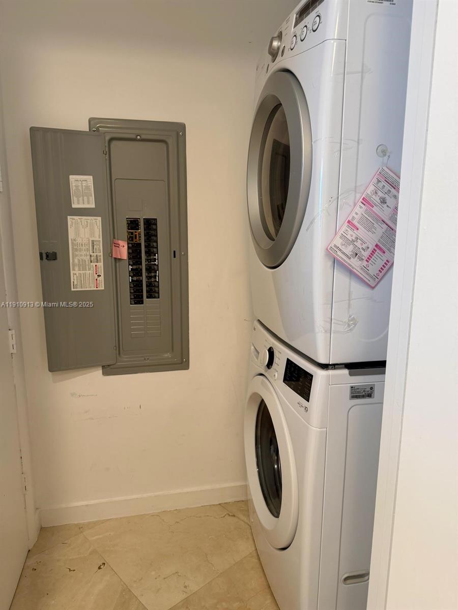 3007 2 / 3 2106 sq. ft. $ 2025-11-09 0 Photo