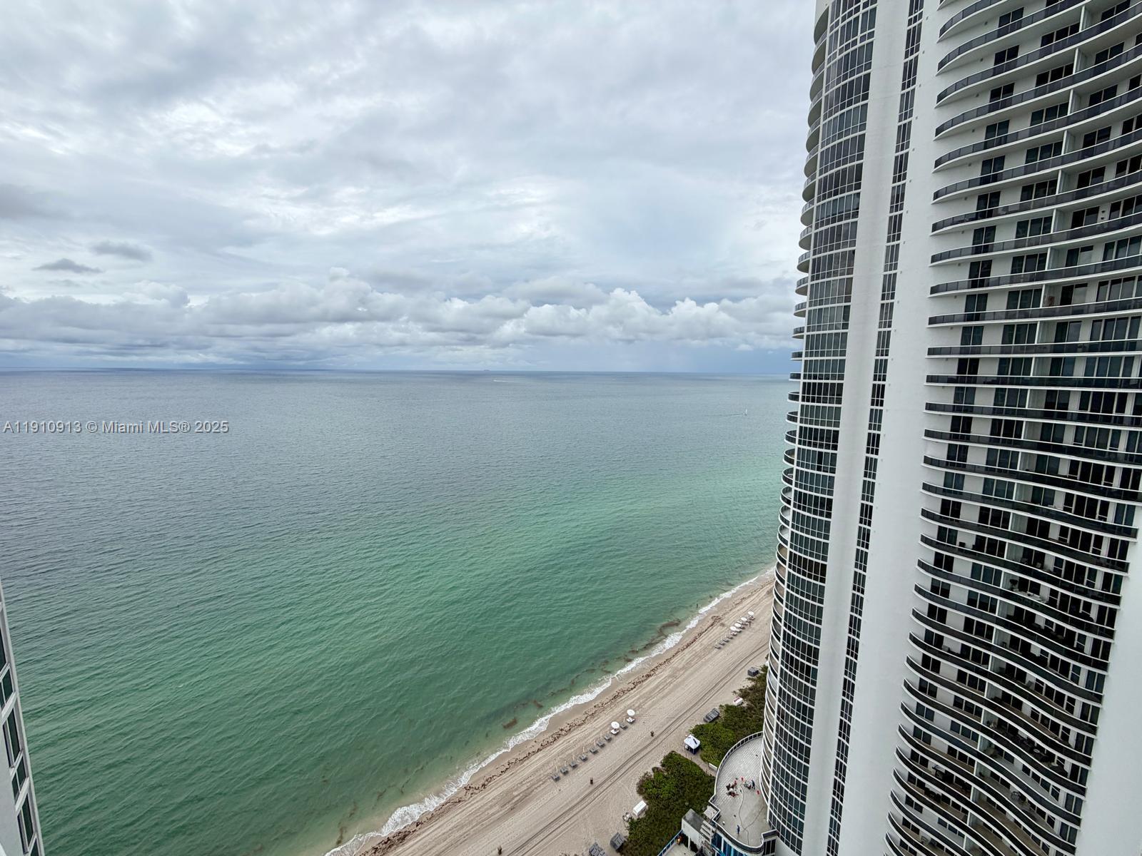 3007 2 / 3 2106 sq. ft. $ 2025-11-09 0 foto