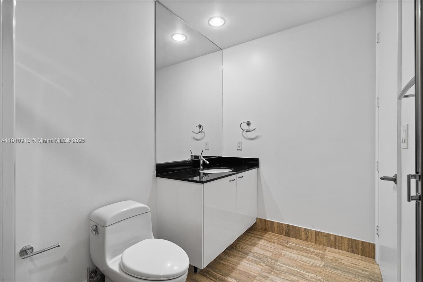 3007 2 / 3 2106 sq. ft. $ 2025-11-09 0 Photo