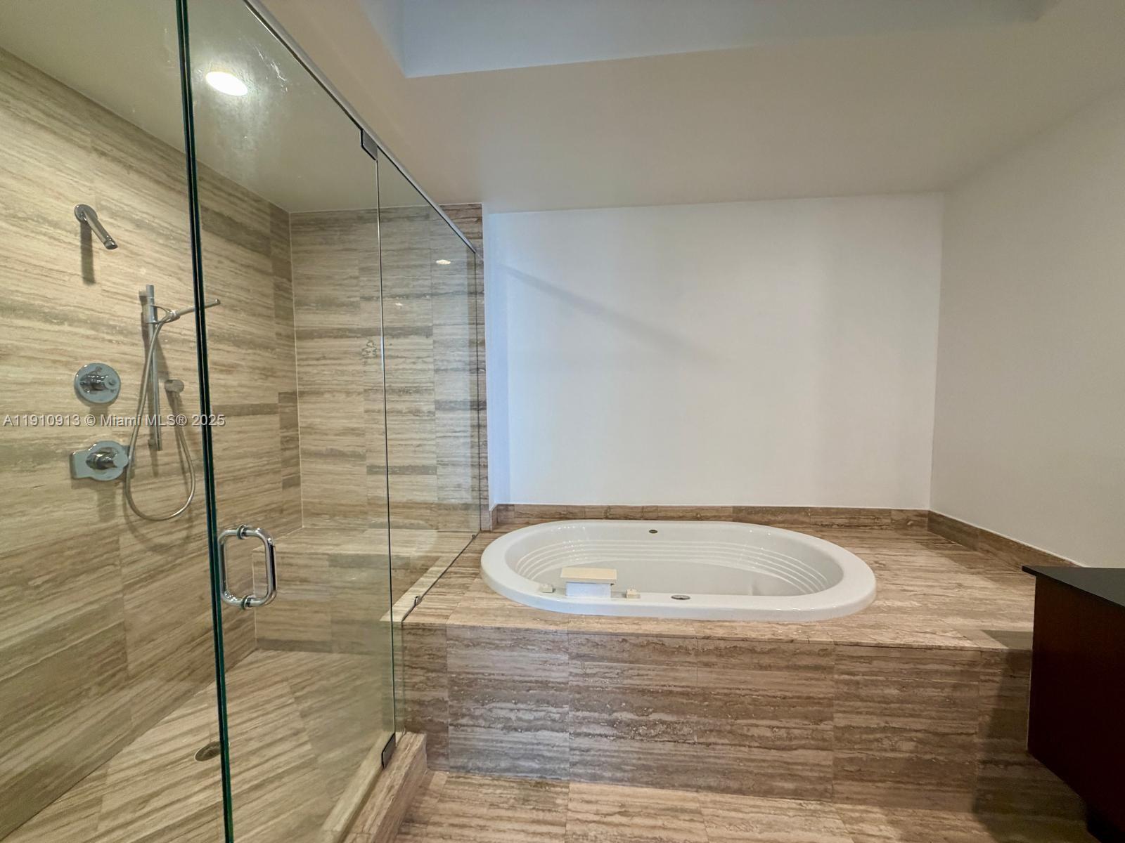 3007 2 / 3 2106 sq. ft. $ 2025-11-09 0 foto