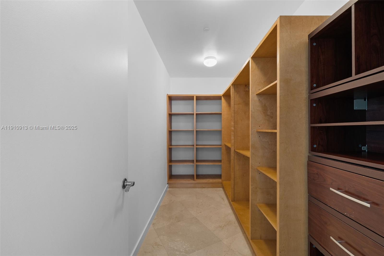 3007 2 / 3 2106 sq. ft. $ 2025-11-09 0 Photo