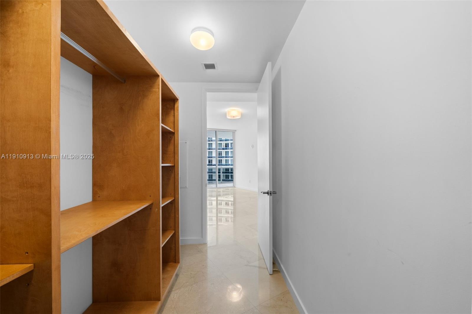 3007 2 / 3 2106 sq. ft. $ 2025-11-09 0 Photo