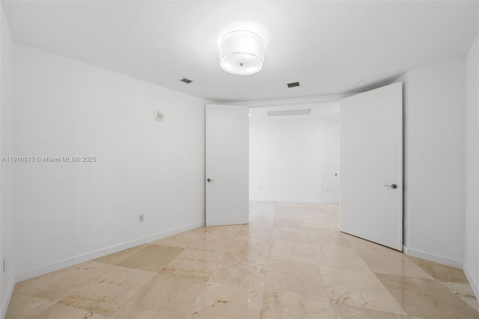 3007 2 / 3 2106 sq. ft. $ 2025-11-09 0 Photo