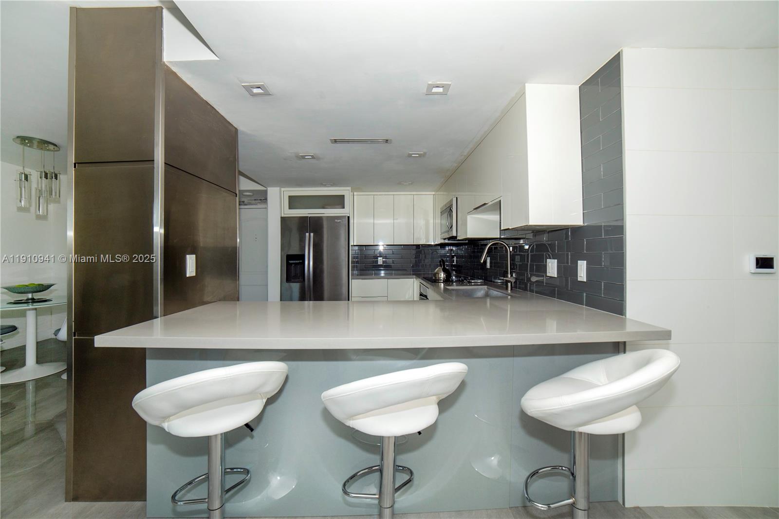 Подробнее 325 2 / 2 1357 кв.футов $ 2025-11-09 0 Фото