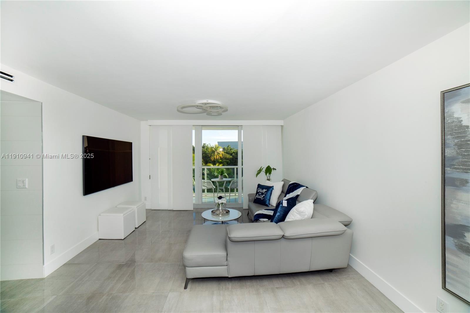 Подробнее 325 2 / 2 1357 кв.футов $ 2025-11-09 0 Фото