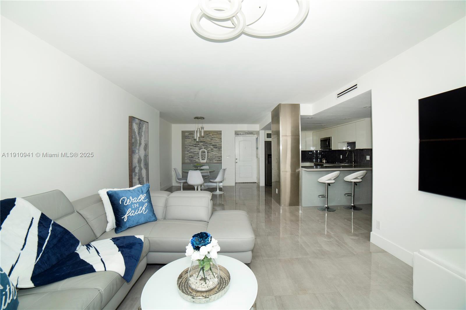 Подробнее 325 2 / 2 1357 кв.футов $ 2025-11-09 0 Фото