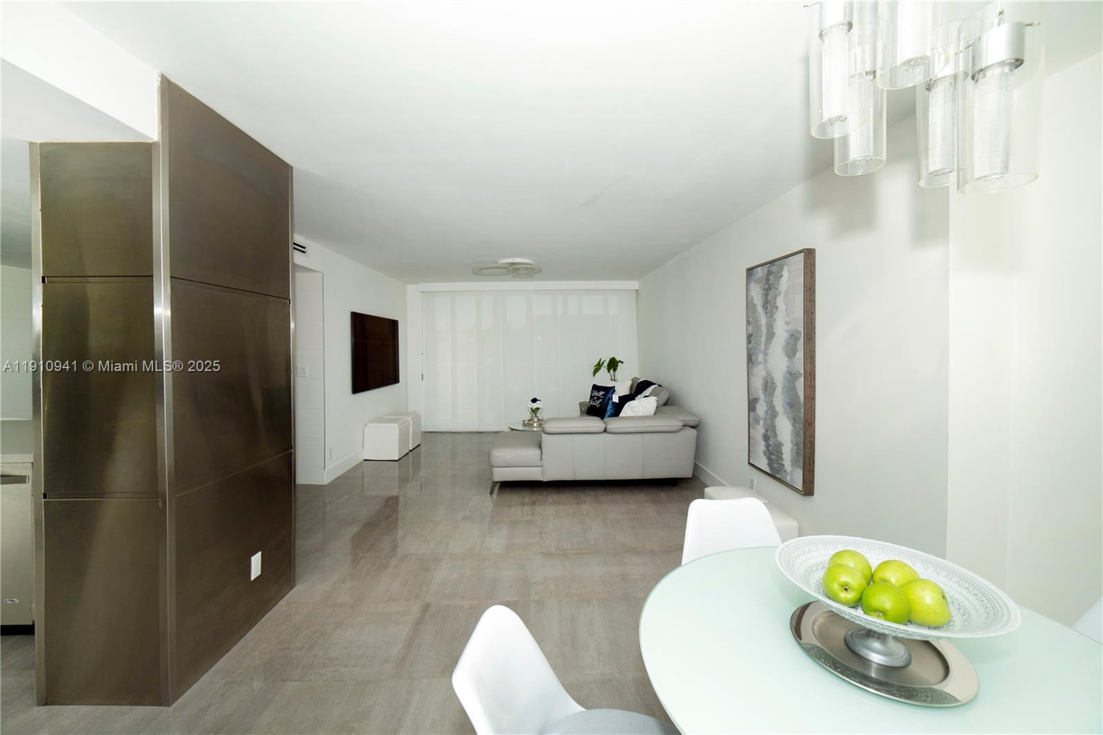 Подробнее 325 2 / 2 1357 кв.футов $ 2025-11-09 0 Фото