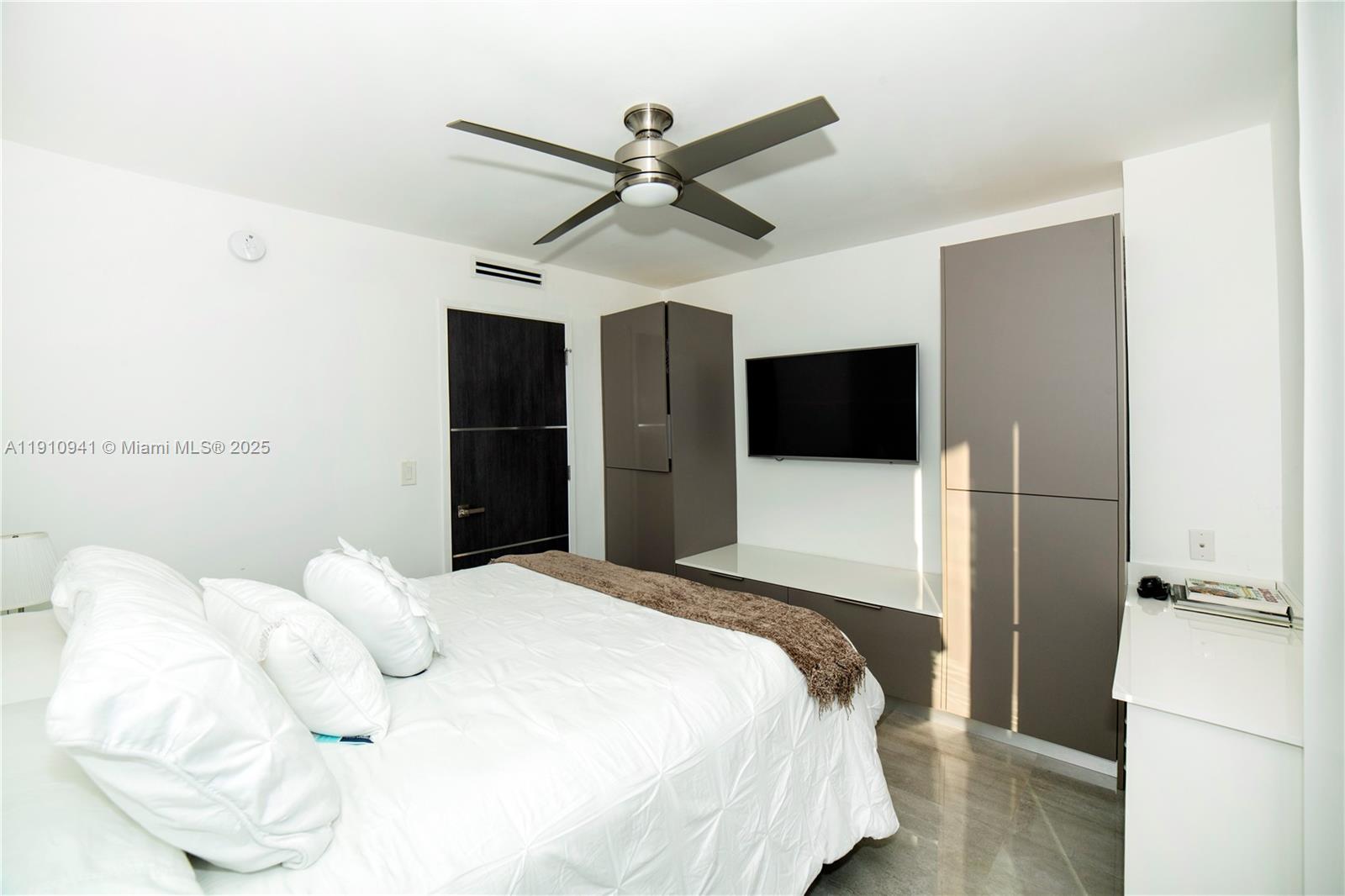 Подробнее 325 2 / 2 1357 кв.футов $ 2025-11-09 0 Фото