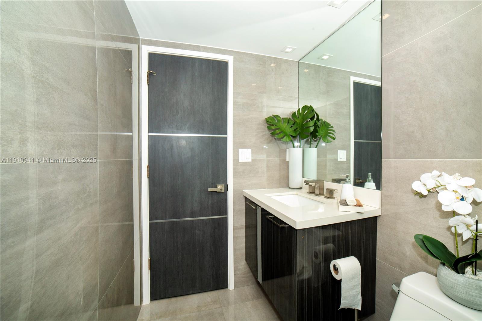 Подробнее 325 2 / 2 1357 кв.футов $ 2025-11-09 0 Фото