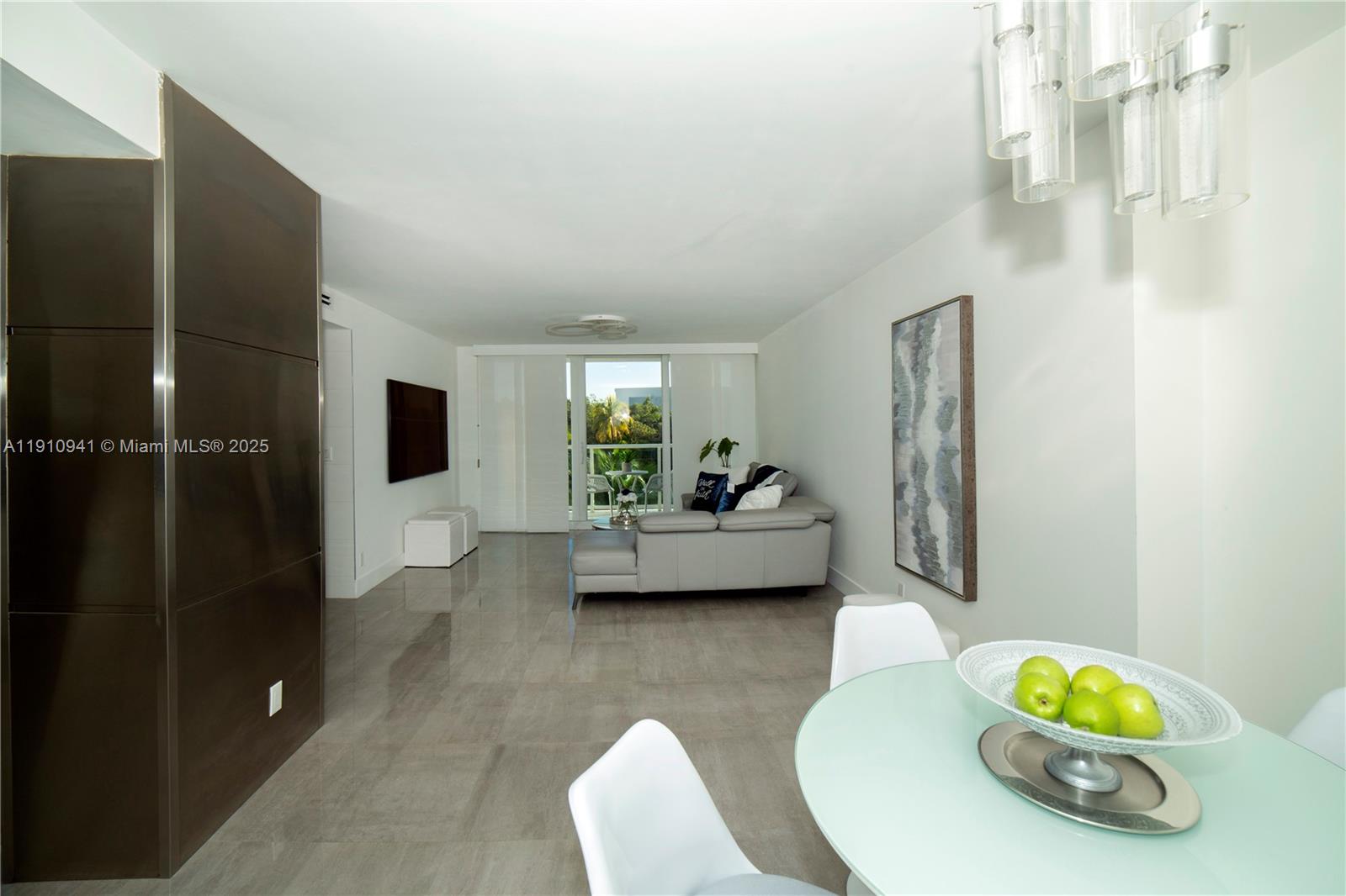 Подробнее 325 2 / 2 1357 кв.футов $ 2025-11-09 0 Фото