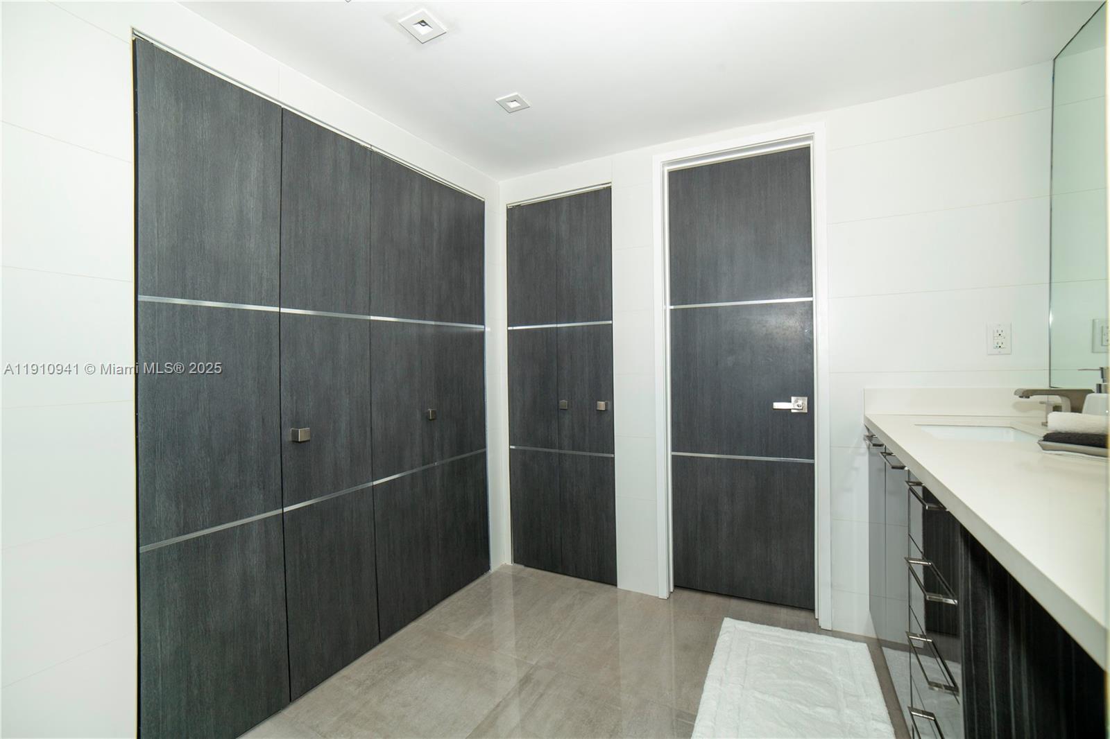 Подробнее 325 2 / 2 1357 кв.футов $ 2025-11-09 0 Фото