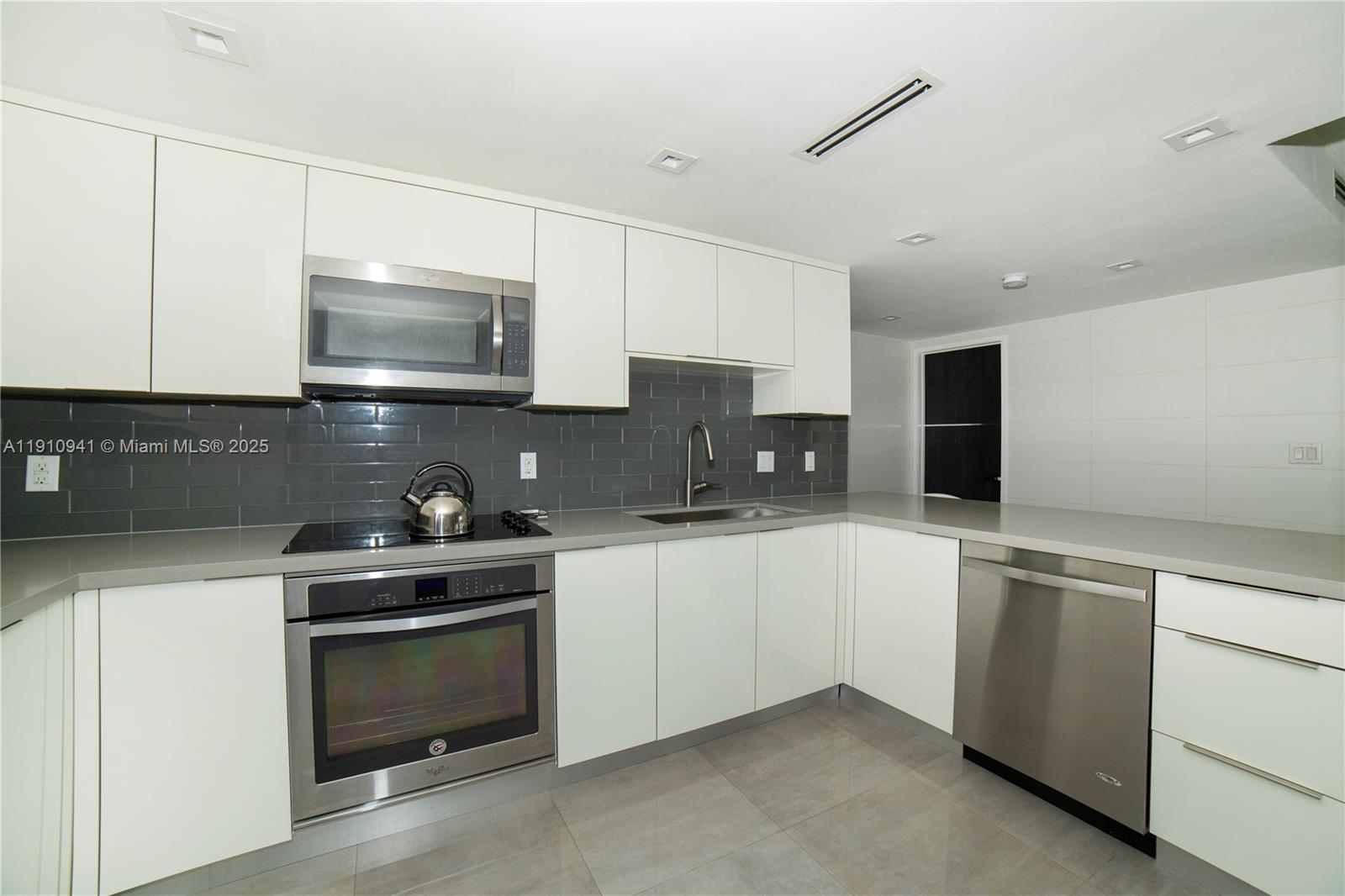 Подробнее 325 2 / 2 1357 кв.футов $ 2025-11-09 0 Фото