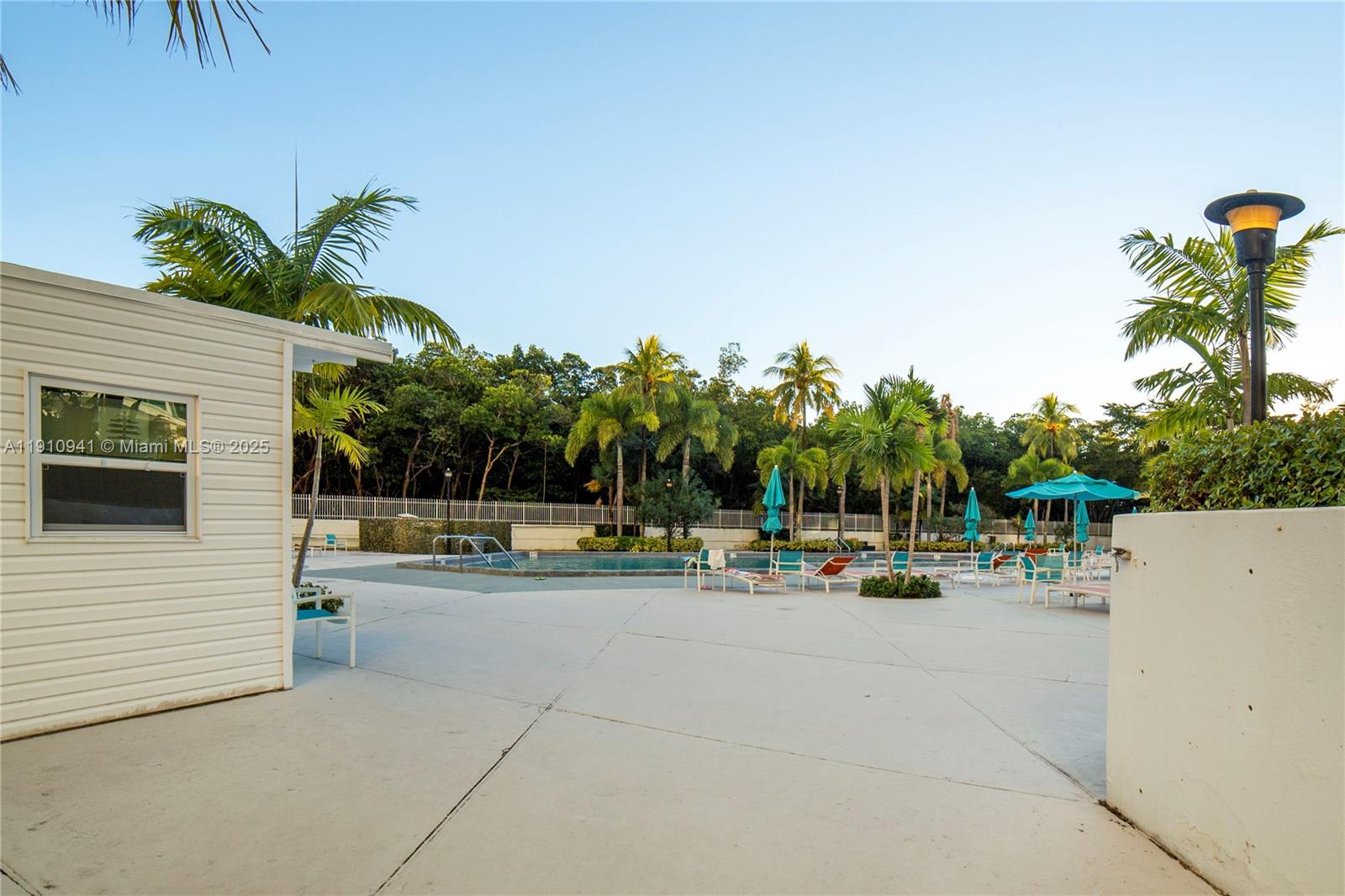 Подробнее 325 2 / 2 1357 кв.футов $ 2025-11-09 0 Фото