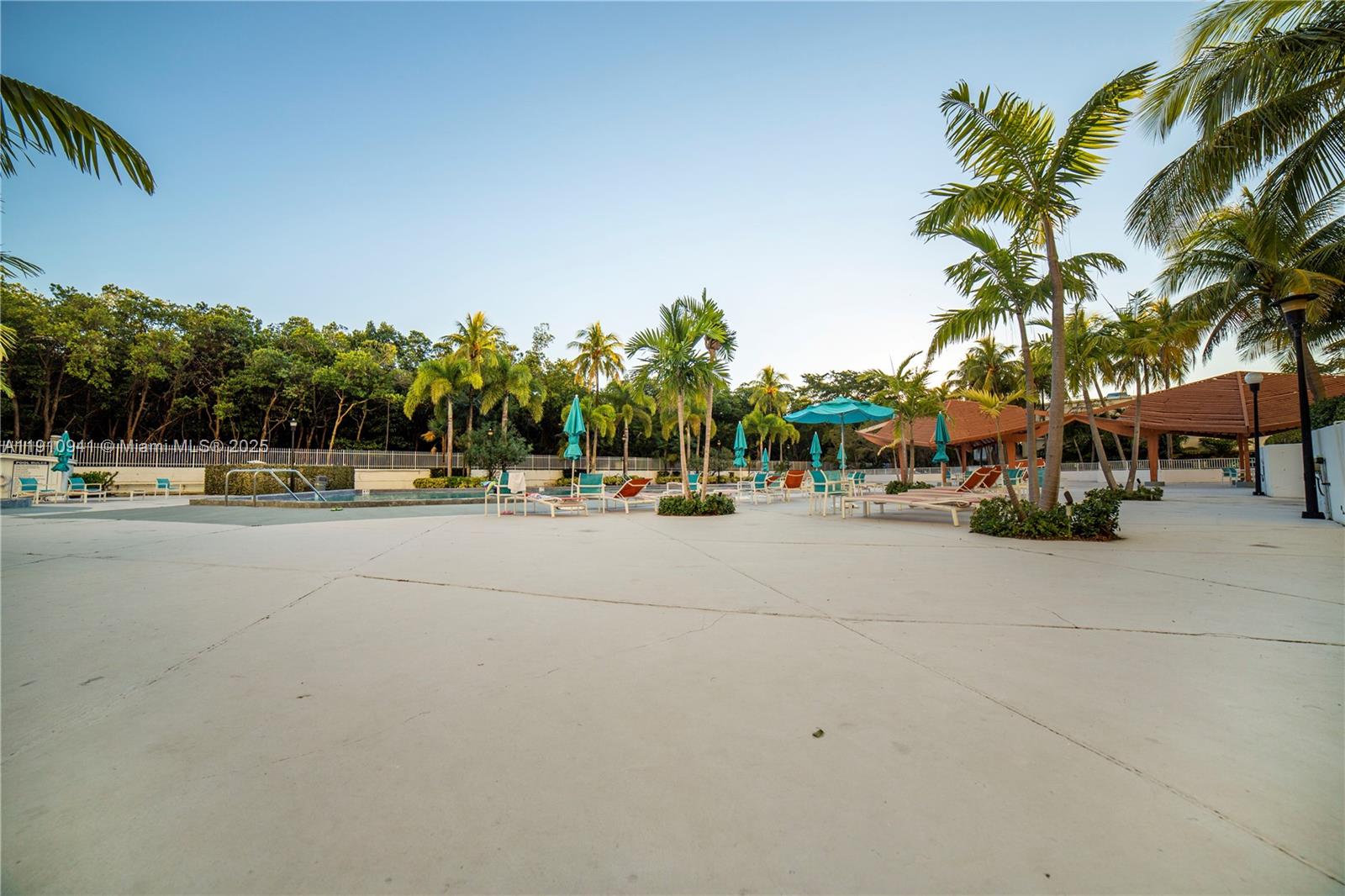 Подробнее 325 2 / 2 1357 кв.футов $ 2025-11-09 0 Фото