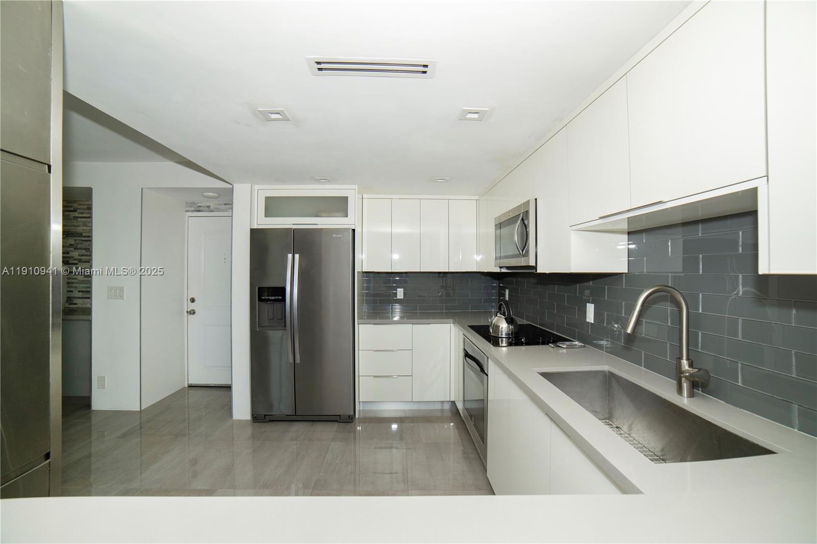 Подробнее 325 2 / 2 1357 кв.футов $ 2025-11-09 0 Фото