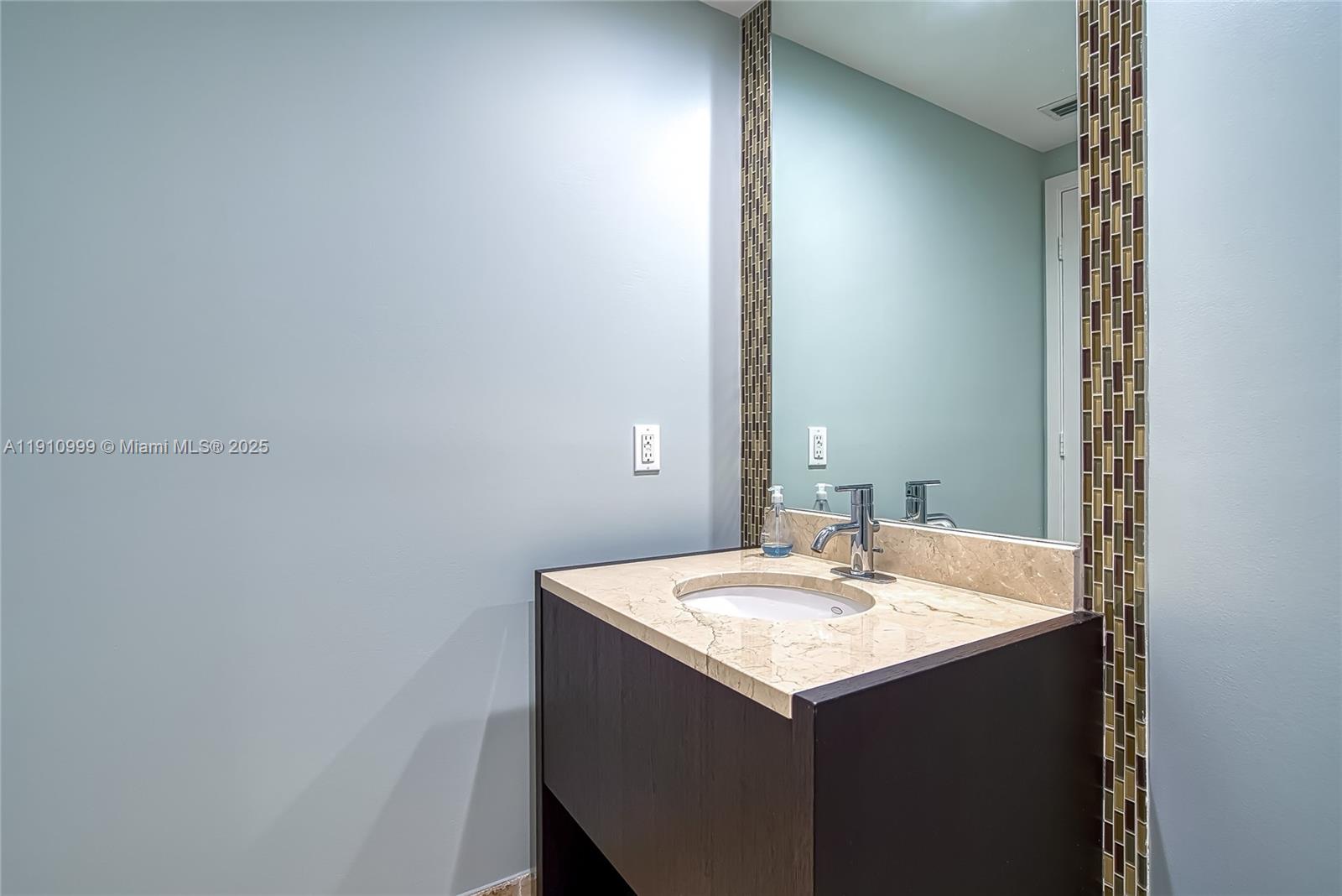 Подробнее 1701 2 / 3 1649 кв.футов $ 2025-11-09 0 Фото