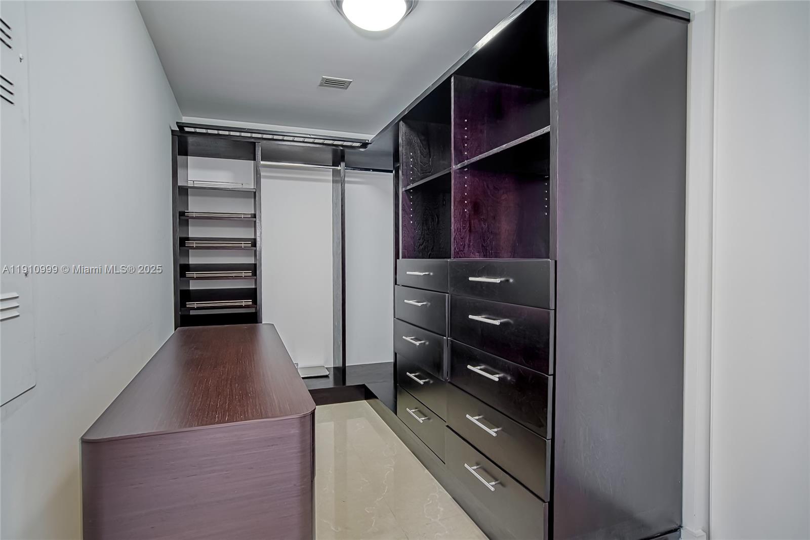 Подробнее 1701 2 / 3 1649 кв.футов $ 2025-11-09 0 Фото