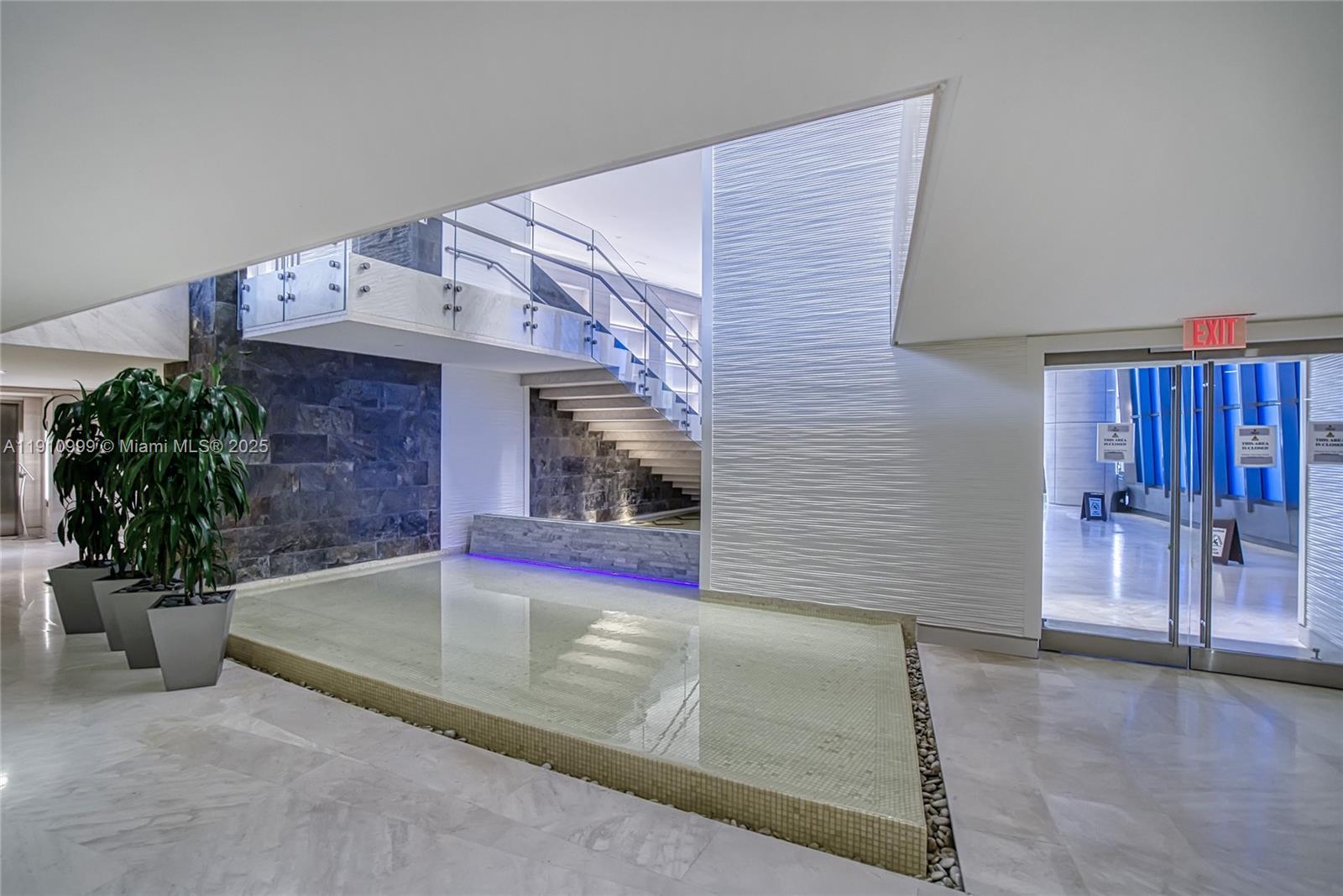 Подробнее 1701 2 / 3 1649 кв.футов $ 2025-11-09 0 Фото