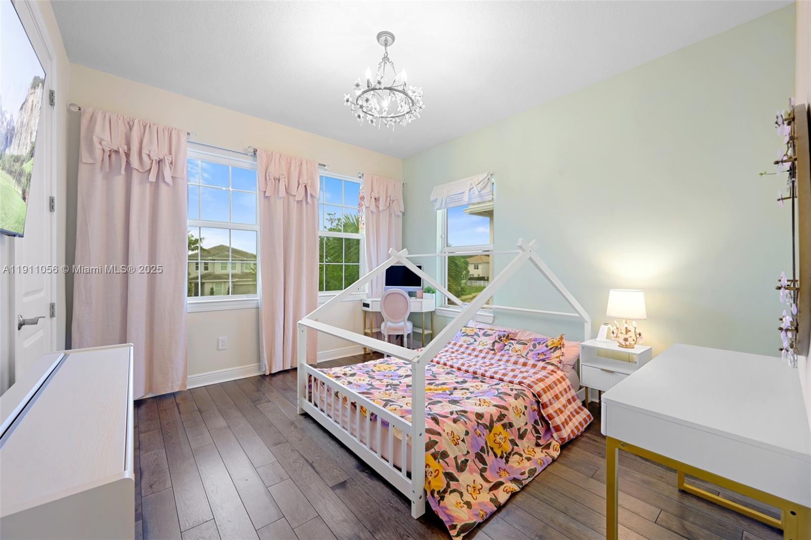 1465 5 / 3 2502 sq. ft. $ 2025-11-09 0 foto