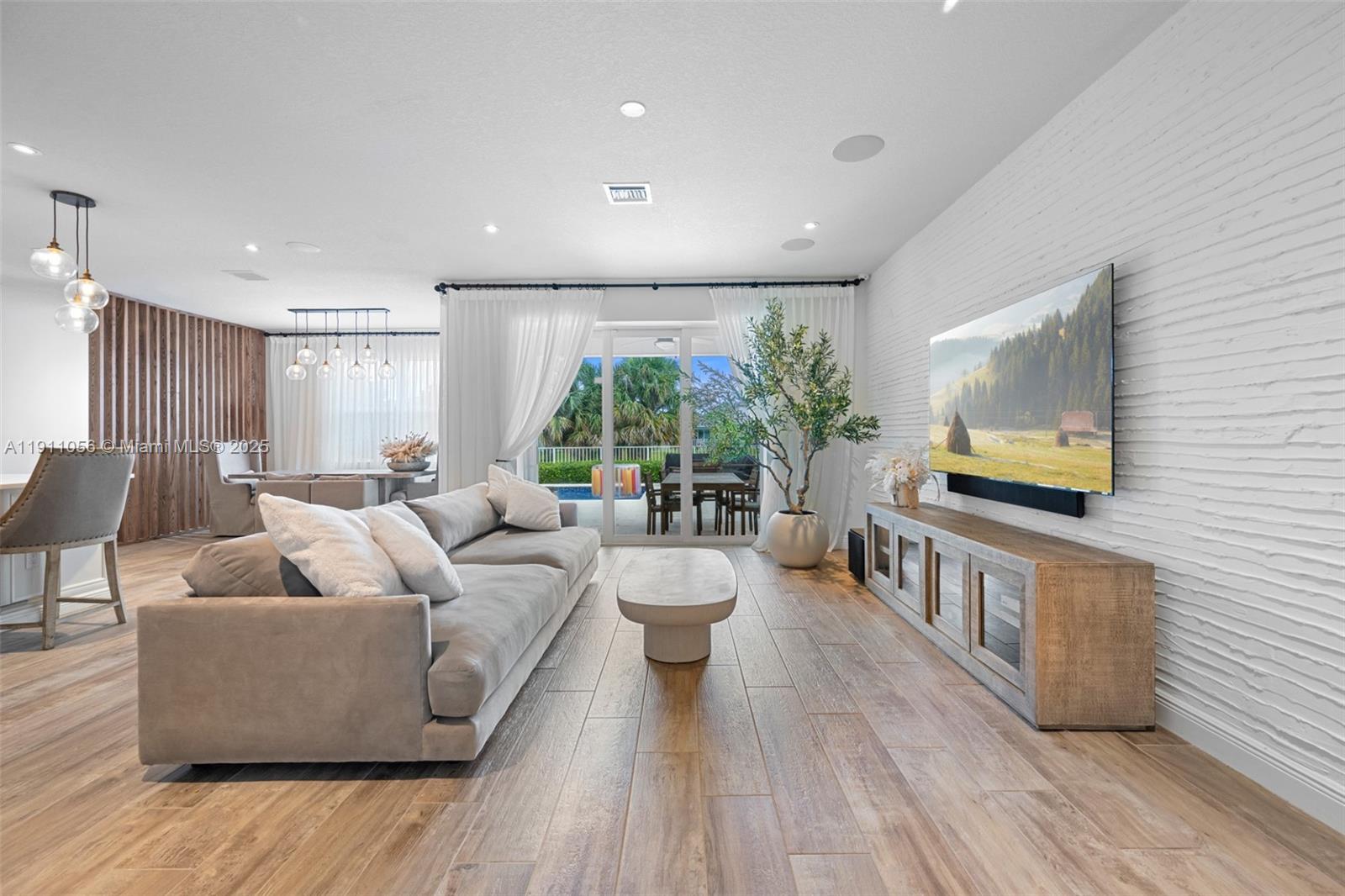 1465 5 / 3 2502 sq. ft. $ 2025-11-09 0 foto