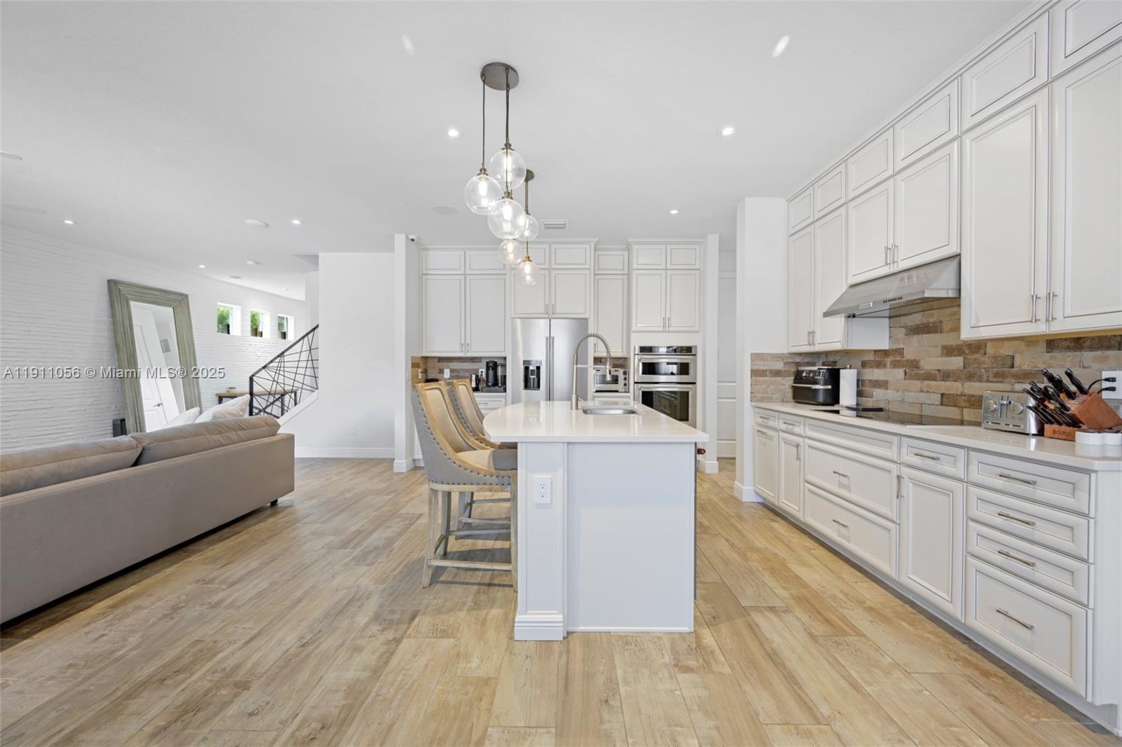 1465 5 / 3 2502 sq. ft. $ 2025-11-09 0 foto