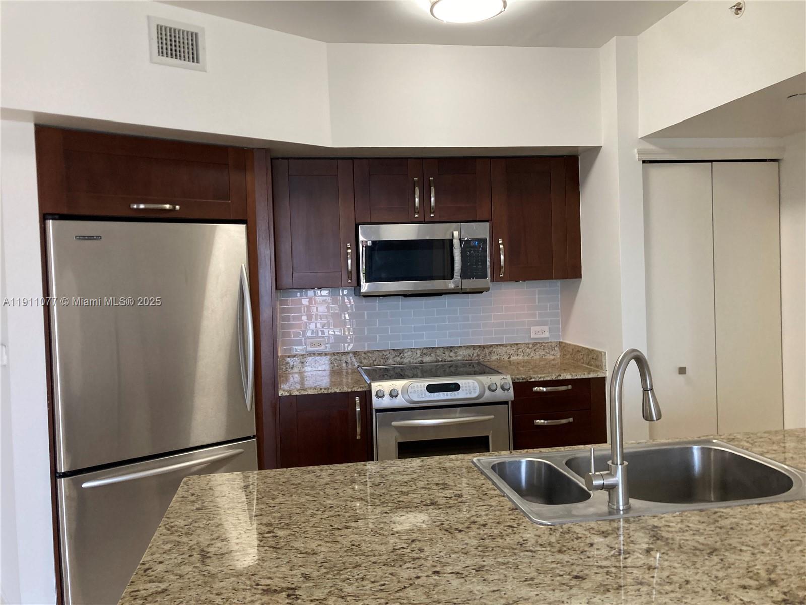 614 1 / 1 900 sq. ft. $ 2025-11-10 0 Photo