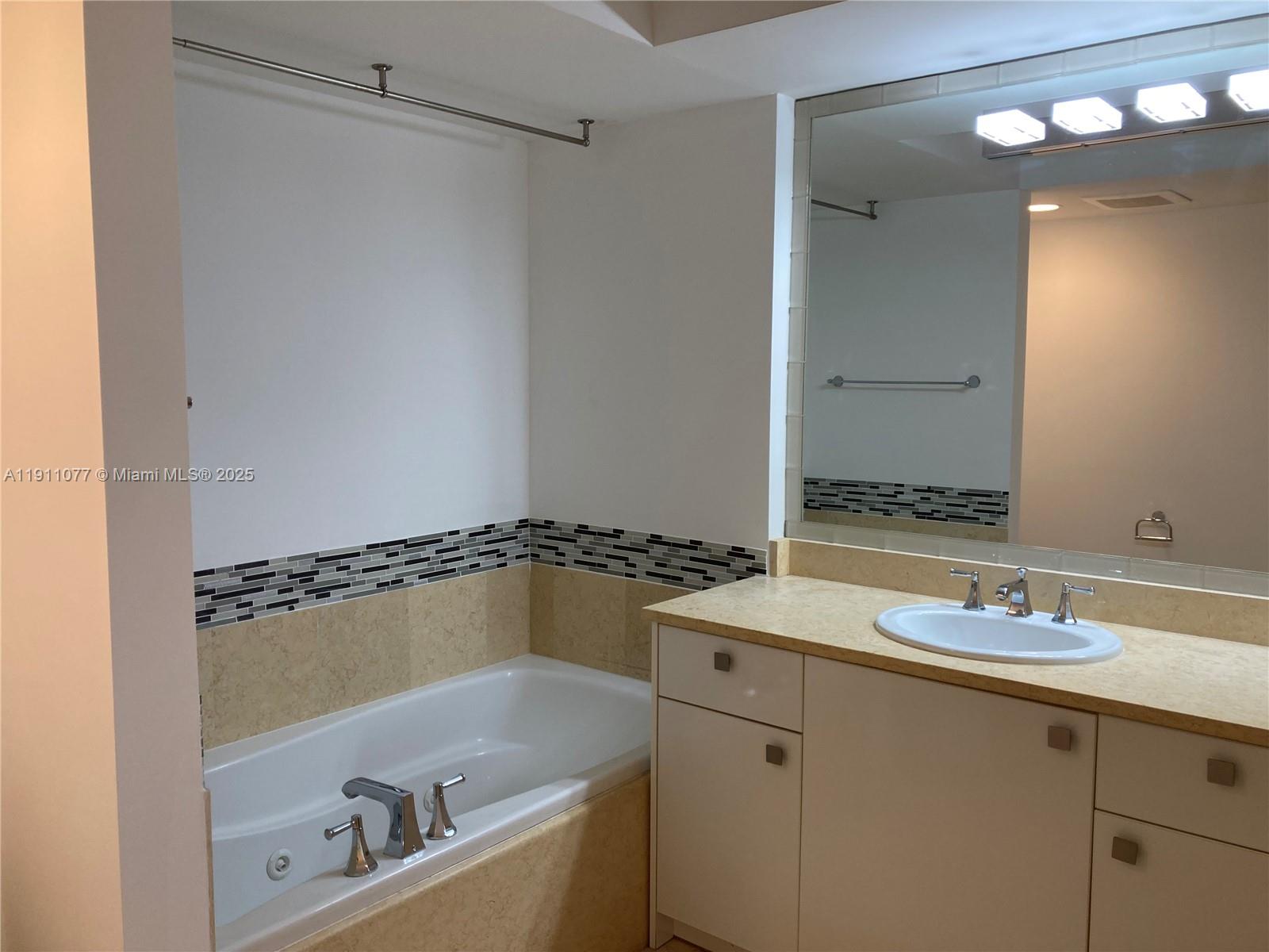 614 1 / 1 900 sq. ft. $ 2025-11-10 0 Photo