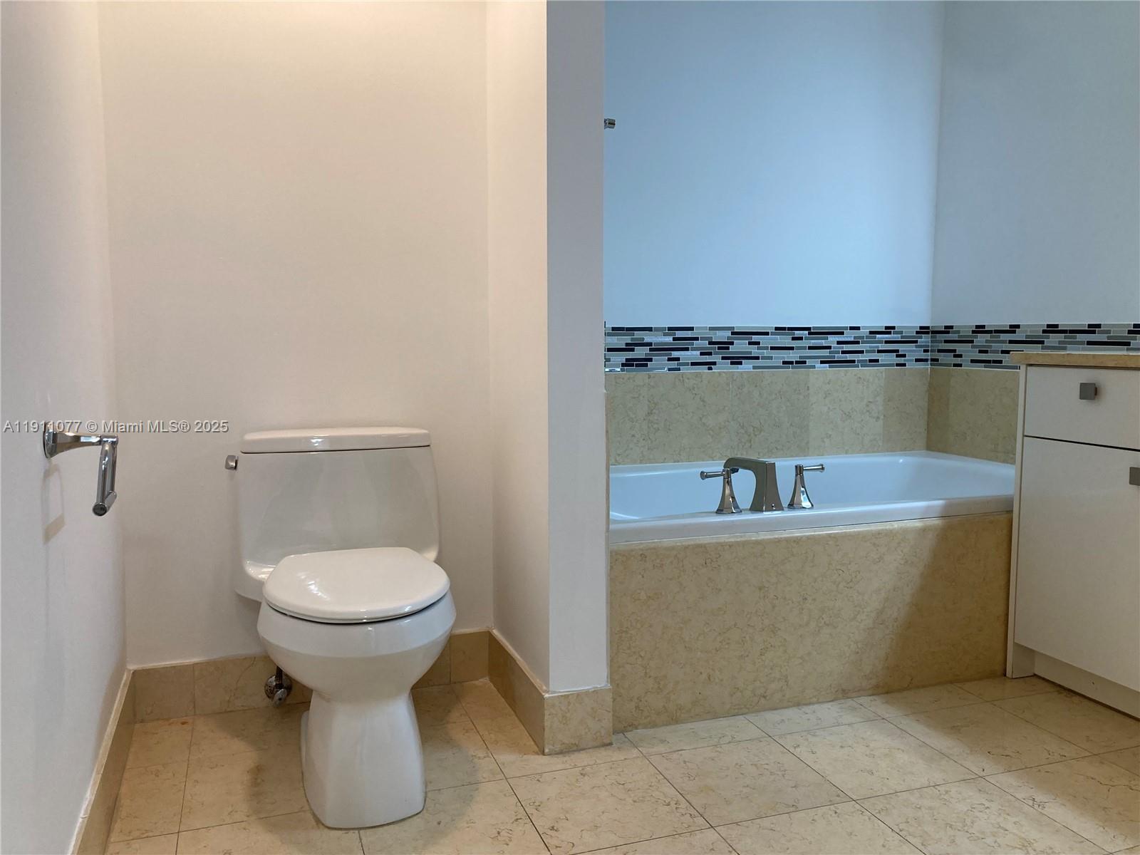 614 1 / 1 900 sq. ft. $ 2025-11-10 0 Photo