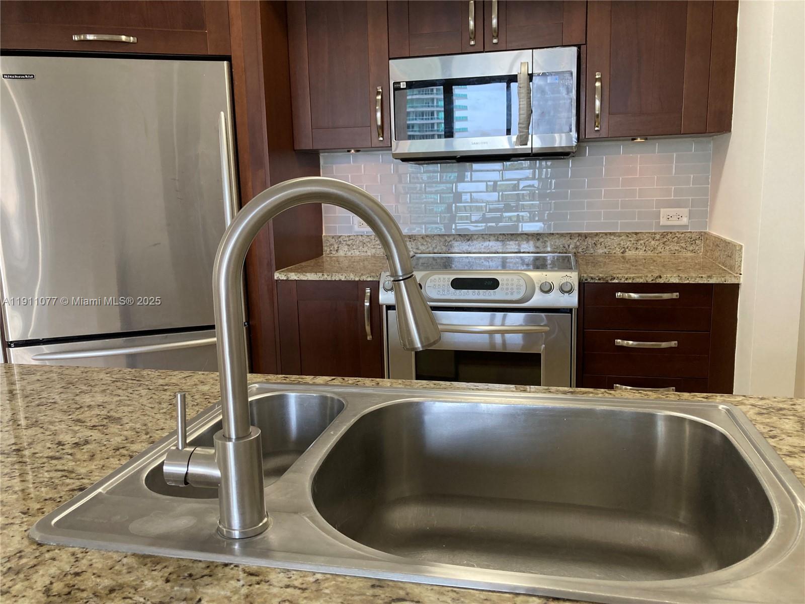 614 1 / 1 900 sq. ft. $ 2025-11-10 0 Photo