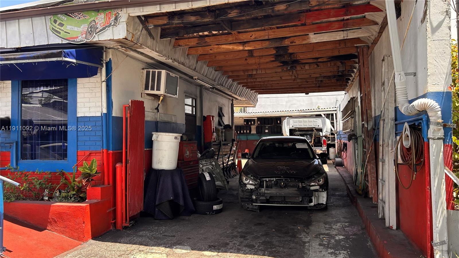   /   sq. ft. $ 2025-11-10 0 foto