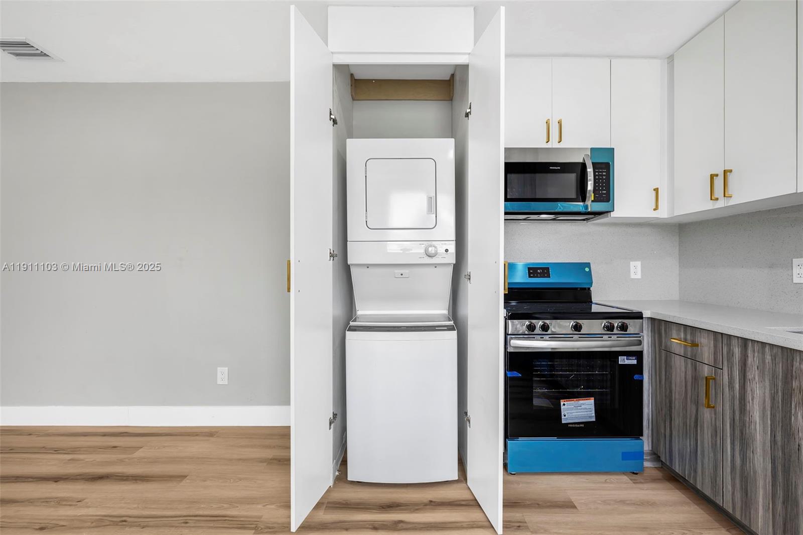   /  1215 кв.футов $ 2025-11-10 0 Фото