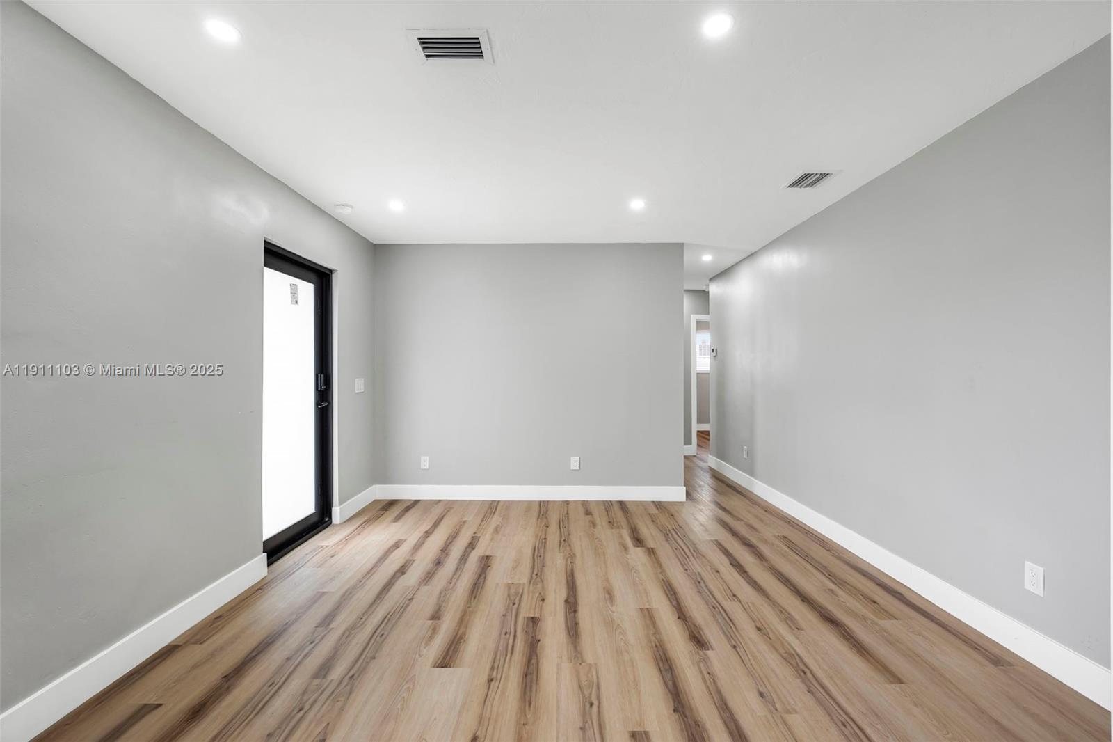   /  1215 кв.футов $ 2025-11-10 0 Фото