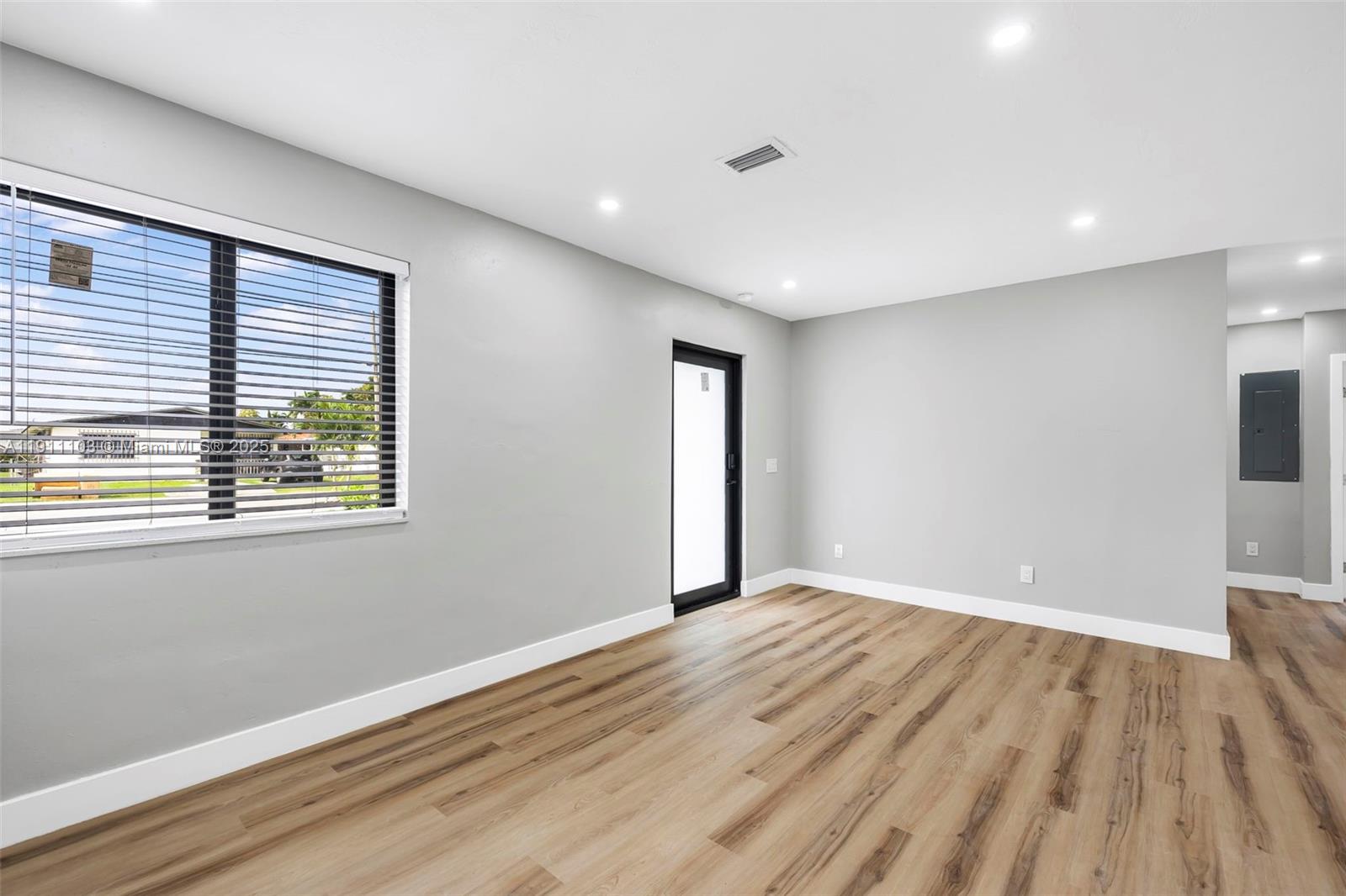   /  1215 кв.футов $ 2025-11-10 0 Фото