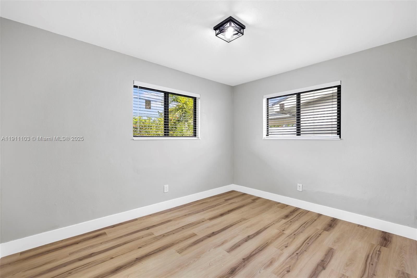   /  1215 кв.футов $ 2025-11-10 0 Фото