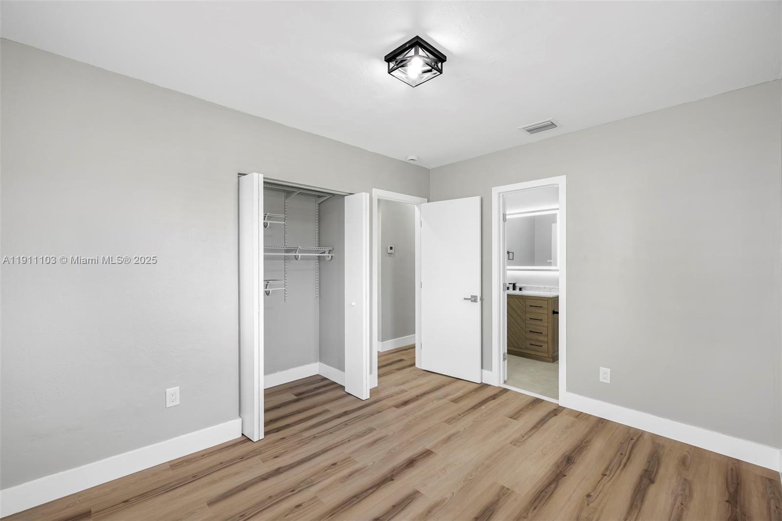   /  1215 кв.футов $ 2025-11-10 0 Фото